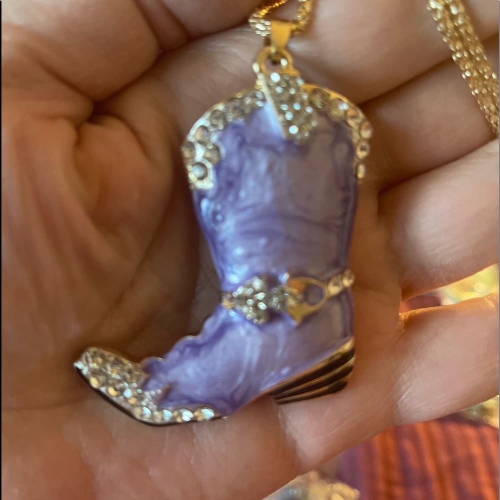 Boot necklace in light purple